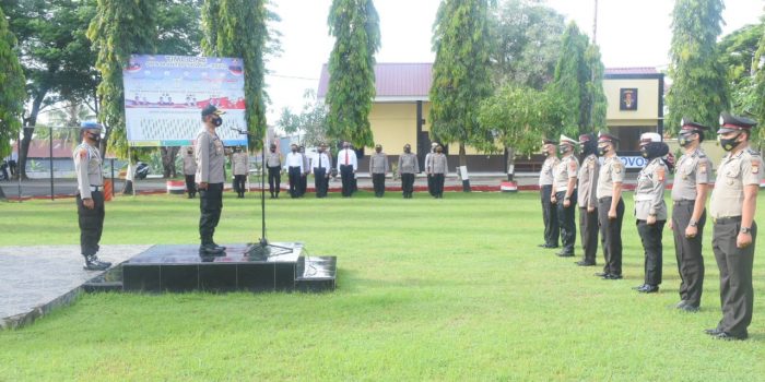 Kapolres Pimpin Upacara Kenaikan Pangkat 64 Personil Polres Bulukumba