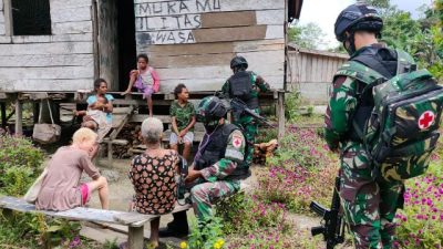 Satgas TNI di Perbatasan Papua Bantu Pengobatan bagi Warga Kalilapar 2 yang Sedang Sakit