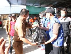 Jelang Idhul Fitri, Bupati Bulukumba Beri Bingkisan dan THR pada Petugas Pengendali Banjir