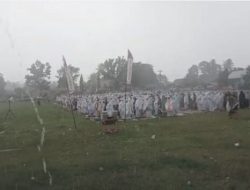 Meski Diguyur Hujan, Jemaah Shalat Idul Fitri di Lapangan Desa Dampang Tetap Berlanjut