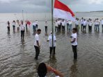 HUT RI; Masyarakat Manyampa Upacara Bendera di Kawasan Wisata Mangrove Luppung