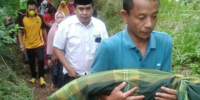 Penemuan Mayat Bayi Mengampung di Sungai Gegerkan Warga Jojjolo