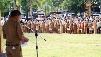 Apel Gabungan-Bersama TNI-Polri, Bupati; ASN yang Belum Divaksin Harus Ikut Vaksinasi Hari Ini Juga