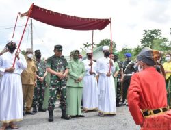 Pangdam XIV/Hasanuddin Bersama Ketua Persit KCK Kunker di Makodim 1423/Soppeng