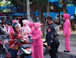 Bhayangkari Cabang Polres Bulukumba Bagi Takjil untuk Warga di Bulan Ramadhan