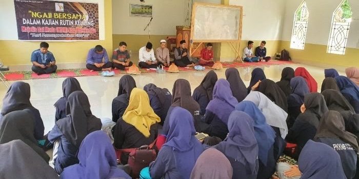 Ratusan Mahasiswa STIKes Panrita Husada Ikuti Pengajian Rutin Bersama Majelis Dai Muda