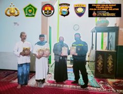 Peduli Desa Binaan, Bhabinkamtibmas Polres Sinjai bagi Alquran Tiap Hari Jumat