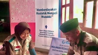 YBM PLN UP3 Bulukumba Serahkan Modal Usaha Pertukangan untuk Warga Desa Kahayya