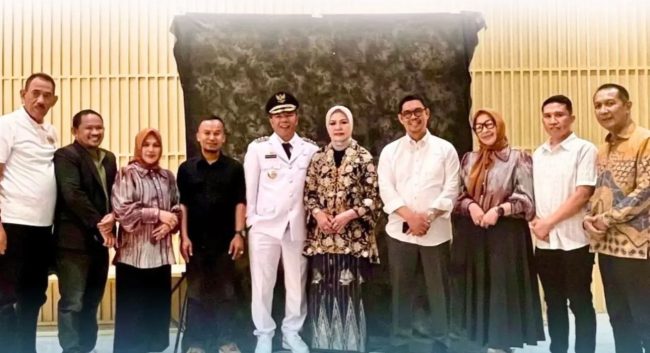 Foto bersama Bupati dan Wakil Bupati dengan Pejabat yang mendampingi saat pelantikan (Instagram Pemkab Bulukumba).