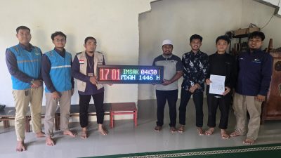 Jumat Berkah, PLN ULP Selayar Salurkan Bantuan Jam Digital ke Pesantren KH. Abdul Qadir Qasim